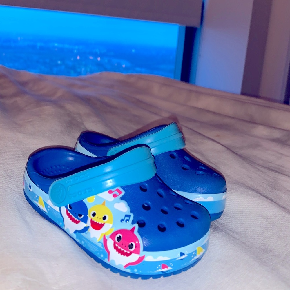 Baby shark crocs (5T)